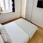 Dora - With Terrace Apartman
