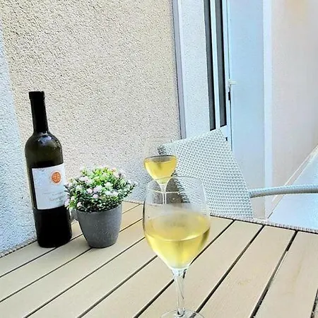 Dora - With Terrace Apartment *