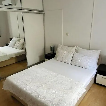 Dora - With Terrace Apartment