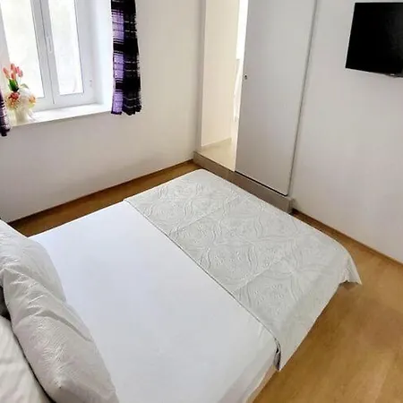 Dora - With Terrace Apartment