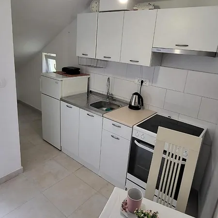 Dora - With Terrace Apartment